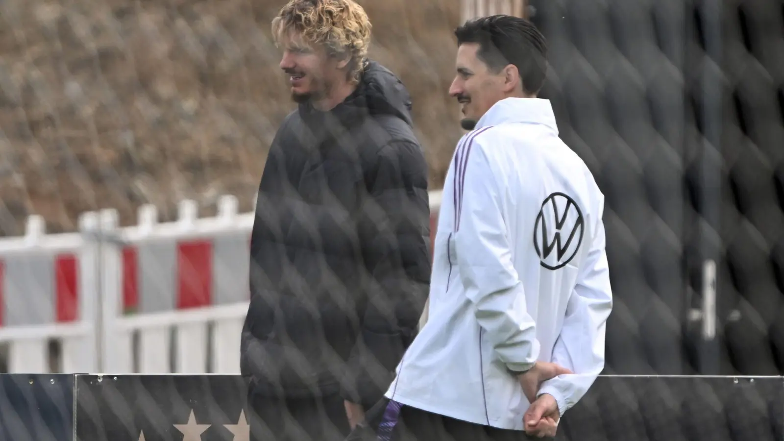Nur Zuschauer beim Training: Nick Woltemade mit Co-Trainer Benjamin Hübner (r).  (Foto: Federico Gambarini/dpa)