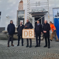 Das DB-Schild lagert Bernhard Kisch (Mitte, mit Schild) beim historischen Verein Bad Windsheim ein. Im inklusiven Café soll es später einen Platz finden. Darauf freuen sich auch Landrat Dr. Christian von Dobschütz, Hans Herold, Bürgermeister Jürgen Heckel und Dieter Bögelein (von links). Hartmut Freisler (in Orange) hat es nach unten geholt. (Foto: Anna Franck)
