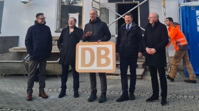 Das DB-Schild lagert Bernhard Kisch (Mitte, mit Schild) beim historischen Verein Bad Windsheim ein. Im inklusiven Café soll es später einen Platz finden. Darauf freuen sich auch Landrat Dr. Christian von Dobschütz, Hans Herold, Bürgermeister Jürgen Heckel und Dieter Bögelein (von links). Hartmut Freisler (in Orange) hat es nach unten geholt. (Foto: Anna Franck)