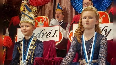 Das neue Neustädter Kinderprinzenpaar tritt stolz die Regentschaft an. (Foto: Sandra Buchwald)