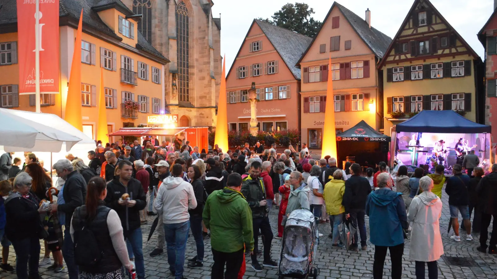 Bereits zum 15. Mal wird der historische Stadtkern in oranges Licht gehüllt. Mit jeder Menge Musik und Showeinlagen ist für die Gäste ein abwechslungsreiches Programm geboten. (Foto: Peter Tippl)