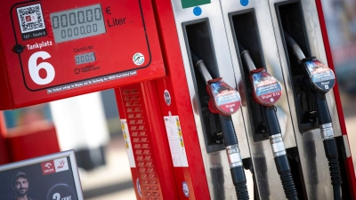 Klingbeil hält eine Entlastung der Bürger wegen der hohen Spritpreise weiter für nötig. (Symbolbild) (Foto: Philip Dulian/dpa)