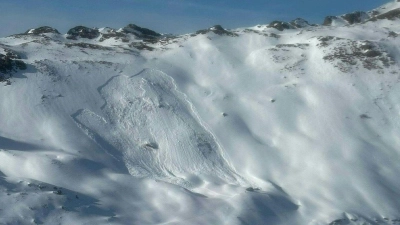 Im Raum Bad Hofgastein gab es einen Lawinenabgang - eine Frau starb in den Schneemassen.  (Foto: Unbekannt/BERGRETTUNG SALZBURG/APA/dpa)