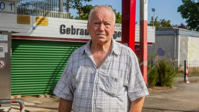 Der Eigentümer Michael Poschner steht vor den Trümmern seines Lebens. 60 Jahre lang hat er die Werkstatt an der Würzburger Landstraße betrieben. (Foto: Evi Lemberger)
