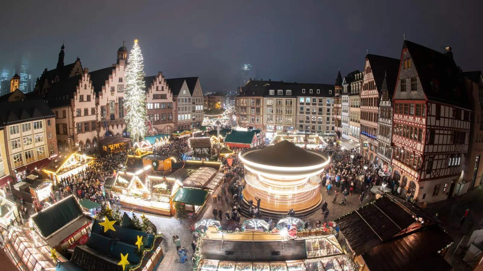 In vielen Kommunen Deutschlands droht eine Weihnachtszeit mit weniger Beleuchtung als in früheren Jahren. (Foto: Boris Roessler/dpa)