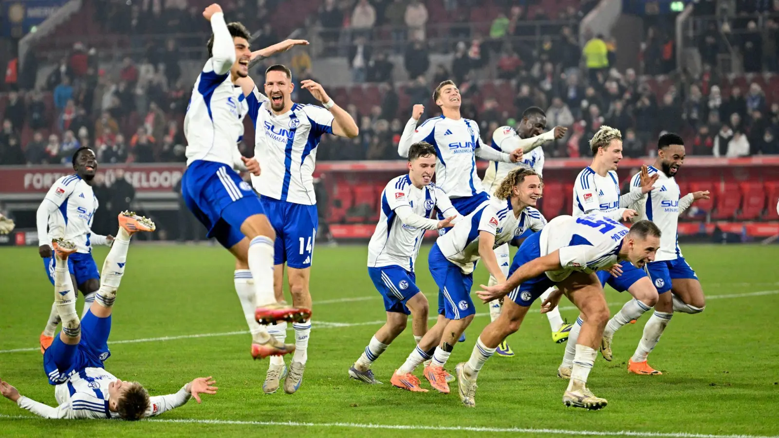 Schalker Freude nach dem Schlusspfiff. (Foto: Anke Waelischmiller/dpa)