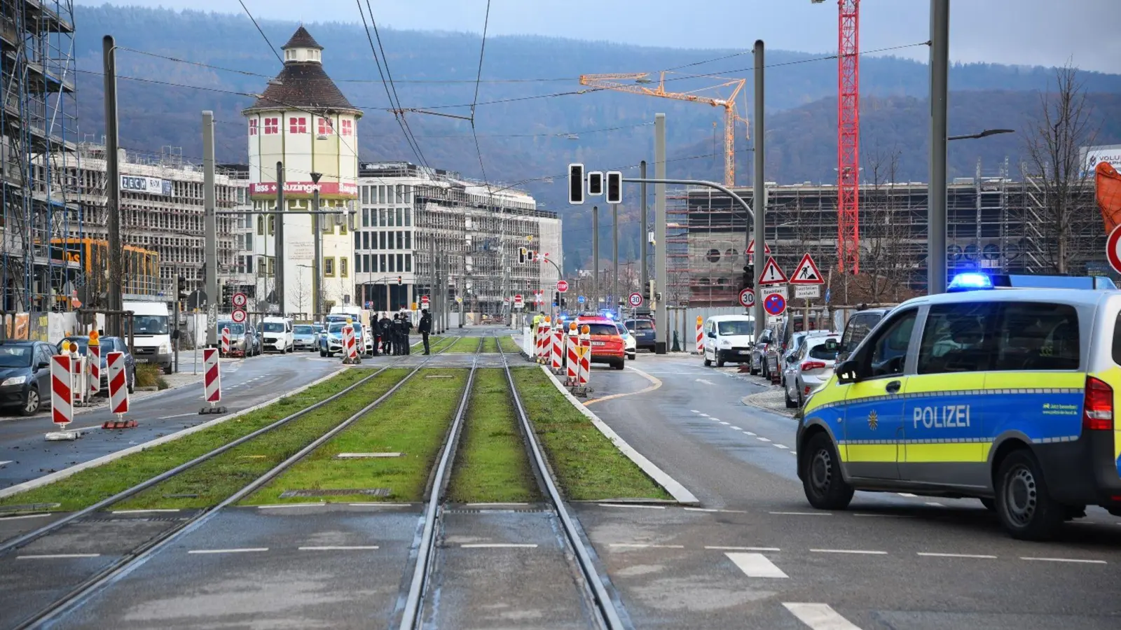 Polizisten sperren den Fundort einer Weltkriegsbombe in Heidelberg ab. (Foto: René Priebe/pr-video/dpa)