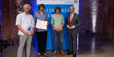 Botschafter für moderne fränkische Volksmusik ist die Kapelle Bomhard aus Dietenhofen, die dafür von Heimatminister Albert Füracker am Dienstag den Dialektpreis verliehen bekam. (Foto: StMFH/Florian Graser)