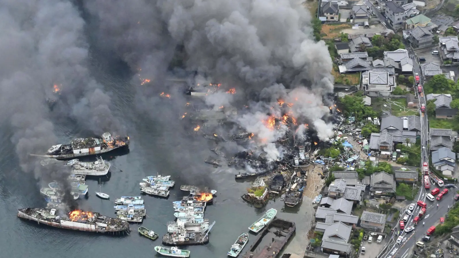 Das Feuer soll sich zunächst von ausrangierten Schiffen ausgebreitet haben. (Foto: -/kyodo/dpa)