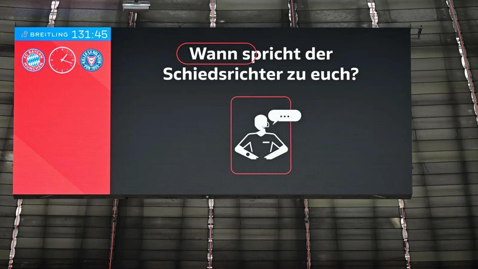 Die Durchsage der Schiedsrichter nach Entscheidungen mit Hilfe des Videobeweises wird auf alle Stadien ausgeweitet. (Foto: Sven Hoppe/dpa)