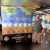 Andreas Maisberger, Geschäftsführer des Vereins Münchener Brauereien, präsentiert die sechs Wiesnbiere bei der Oktoberfestbierprobe 2026.  (Foto: Julian Degler/dpa)