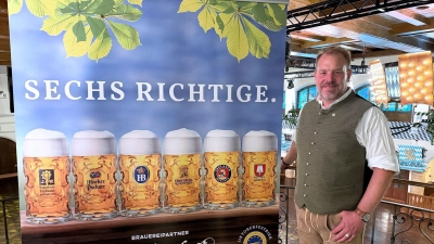 Andreas Maisberger, Geschäftsführer des Vereins Münchener Brauereien, präsentiert die sechs Wiesnbiere bei der Oktoberfestbierprobe 2026.  (Foto: Julian Degler/dpa)