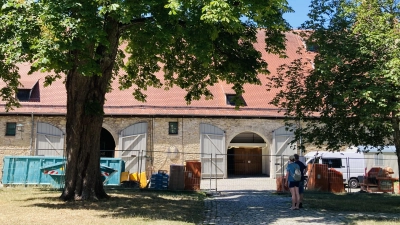 Die Reichsstadthalle wird gerade grundlegend saniert. Eigentlich soll hier 2028 die Bayerische Landesausstellung mit dem Thema „Kinder im Mittelalter” stattfinden. (Foto: Clarissa Kleinschrot)