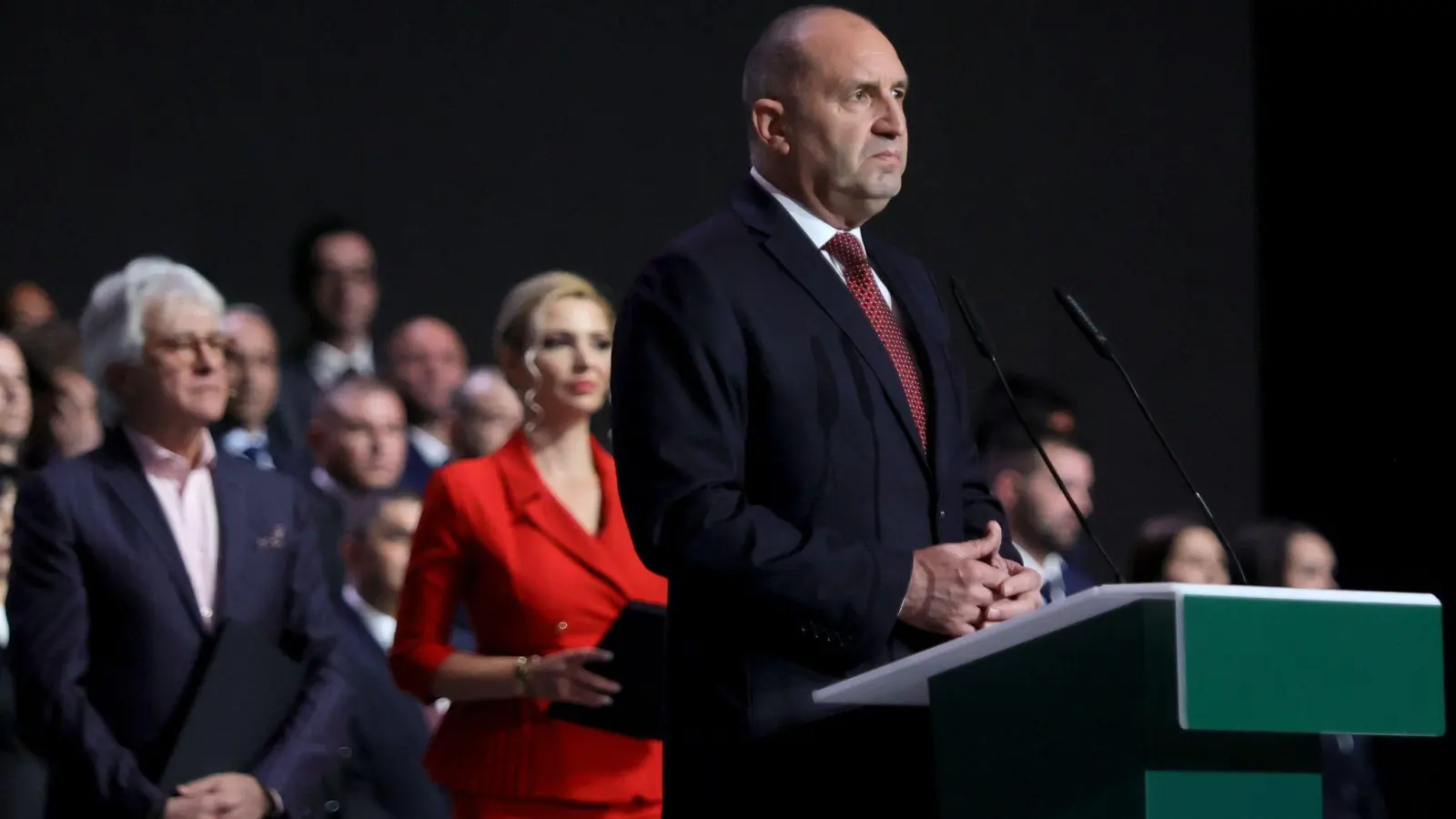 Bulgariens Ex-Präsident Radew steht mit seinem Bündnis vor einem deutlichen Sieg.  (Foto: Valentina Petrova/AP/dpa)