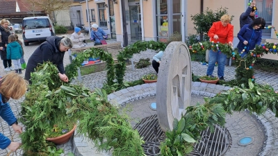 Erstmals wurde in Uehlfeld ein Osterbrunnen gestaltet - als generationenübergreifendes Projekt vor der Raiffeisenbank, an dem sowohl der Veit-vom-Berg-Kindergarten als auch das Vitanas Seniorenheim beteiligt waren. Initiiert wurde das Projekt vom Heimat- und Verschönerungsverein Uehlfeld. (Foto: Carina Scherer)