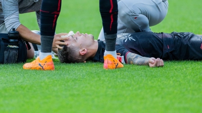 Fußball: Bundesliga, Bayer Leverkusen - 1. FC Union Berlin, 6. Spieltag, BayArena, Leverkusens Kapitän Alejandro Grimaldo liegt verletzt auf dem Rasen. (zu dpa: «Baumgart greift bei Fan-Gesängen nach Kopfverletzung ein») (Foto: Rolf Vennenbernd)