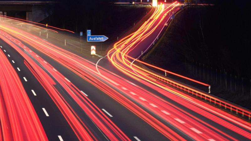 Viele Spuren - viel Verkehr: Wenn dann auch noch die Streifen gewechselt werden, wird's schnell unübersichtlich und riskant. (Foto: Julian Stratenschulte/dpa/dpa-tmn)