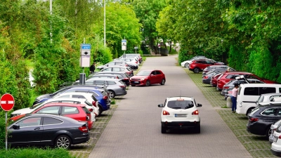 Wie viele Stellflächen bleiben nach der Renaturierung am Rezatparkplatz übrig? Diese Frage gilt Anhängern und Kritikern als Kernpunkt.  (Foto: Jim Albright)