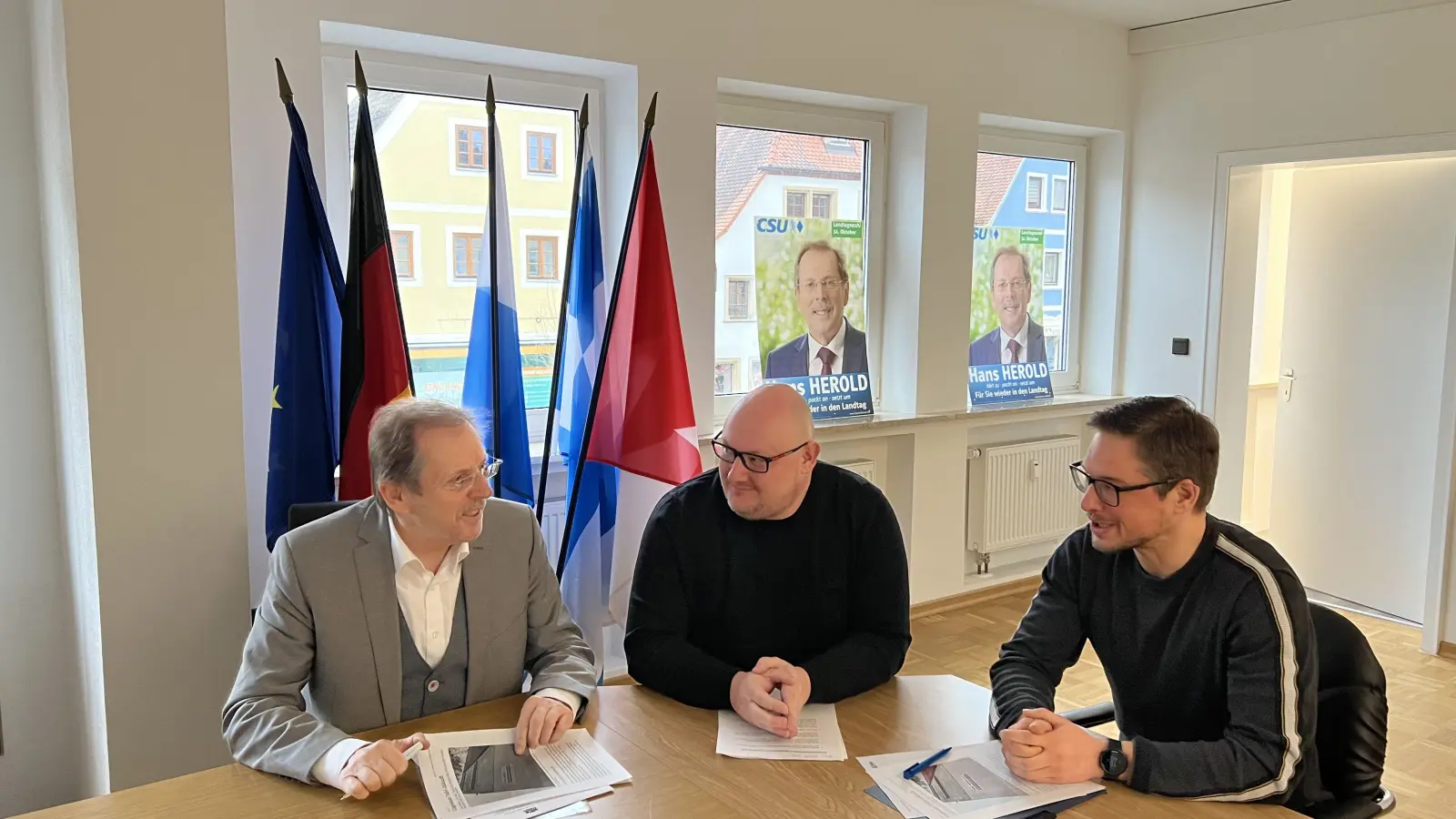 Hans Herold (links) und Werner Stieglitz (rechts) trafen sich mit dem Tafel-Vorsitzenden Thomas Nicol. Nun gibt es einen Hoffnungsschimmer für die Ausgabestelle in Bad Windsheim. (Foto: Sandra Belatschek)