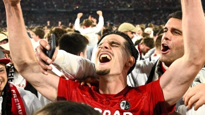 Ekstase in Freiburg: Stürmer Igor Matanovic jubelt mit den Fans. (Foto: Tom Weller/dpa)