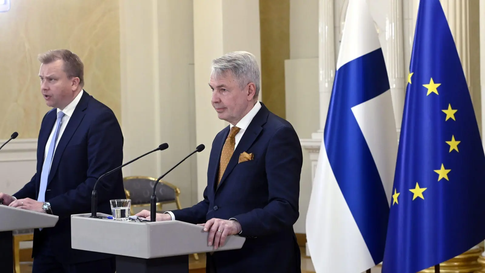 Antti Kaikkonen (l), Verteidigungsminister von Finnland, und Pekka Haavisto, Außenminister von Finnland, sprechen auf der Pressekonferenz zu den sicherheitspolitischen Entscheidungen Finnlands im Präsidentenpalast. (Foto: Heikki Saukkomaa/Lehtikuva/dpa)