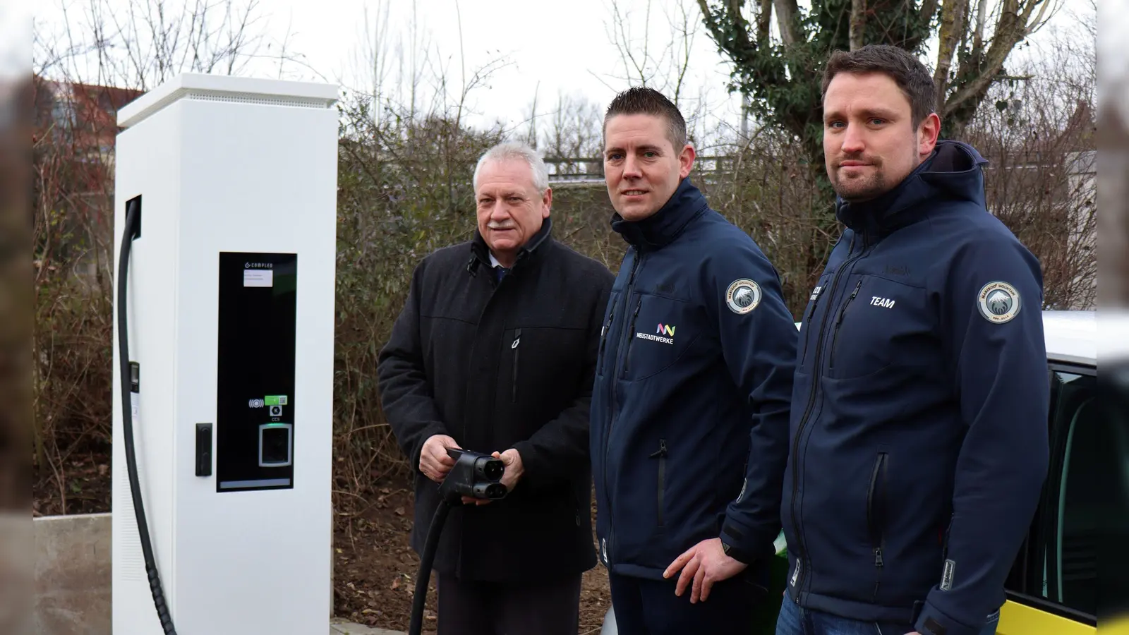 Die neue Ladesäule verfügt über einen Schnellladepunkt, den Anschluss dafür hat nicht jedes Elektroauto. Auf dem Foto von links: Klaus Meier, Christopher Stirling und Fedor von Heydebrand und der Lasa. (Foto: Antonia Müller)