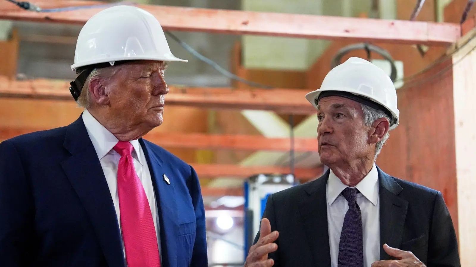 US-Präsident Trump betrachtet Notenbank-Chef Powell schon länger als Ärgernis. (Archivbild) (Foto: Julia Demaree Nikhinson/AP/dpa)