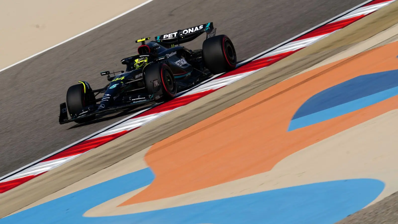 Der britische Formel-1-Pilot Lewis Hamilton ist im Mercedes-Boliden auf der Strecke unterwegs. (Foto: David Davies/PA Wire/dpa)