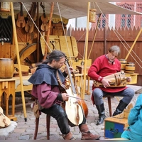 Wie man historischen Instrumenten Leben einhaucht, zeigen diese Intrumenten-Bauer auch auf dem Mittelaltermarkt in Lichtenau. (Foto: privat)