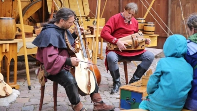 Wie man historischen Instrumenten Leben einhaucht, zeigen diese Intrumenten-Bauer auch auf dem Mittelaltermarkt in Lichtenau. (Foto: privat)