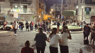 Menschen harren in Neapel aus Angst vor weiteren Erdstößen auf der Straße aus. (Foto: Alessandro Garofalo/LaPresse via ZUMA Press/dpa)