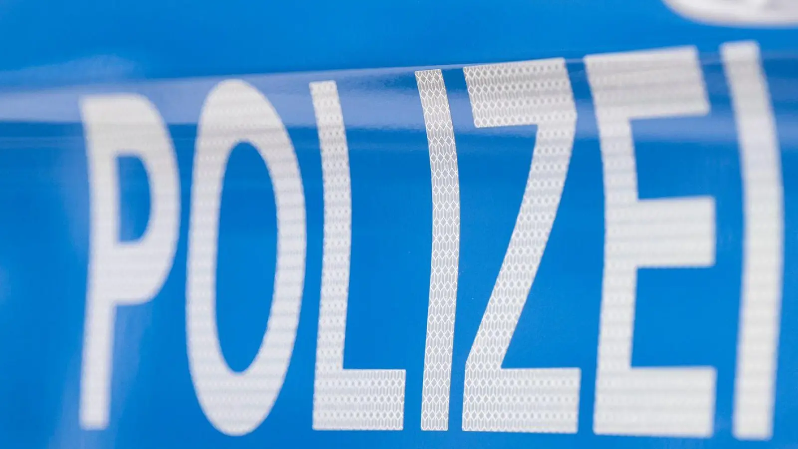 Die Polizei ermittelt nach dem Fund einer Leiche in einem brennenden Fahrzeug in Bayerisch Eisenstein. (Symbolbild) (Foto: Boris Roessler/dpa)