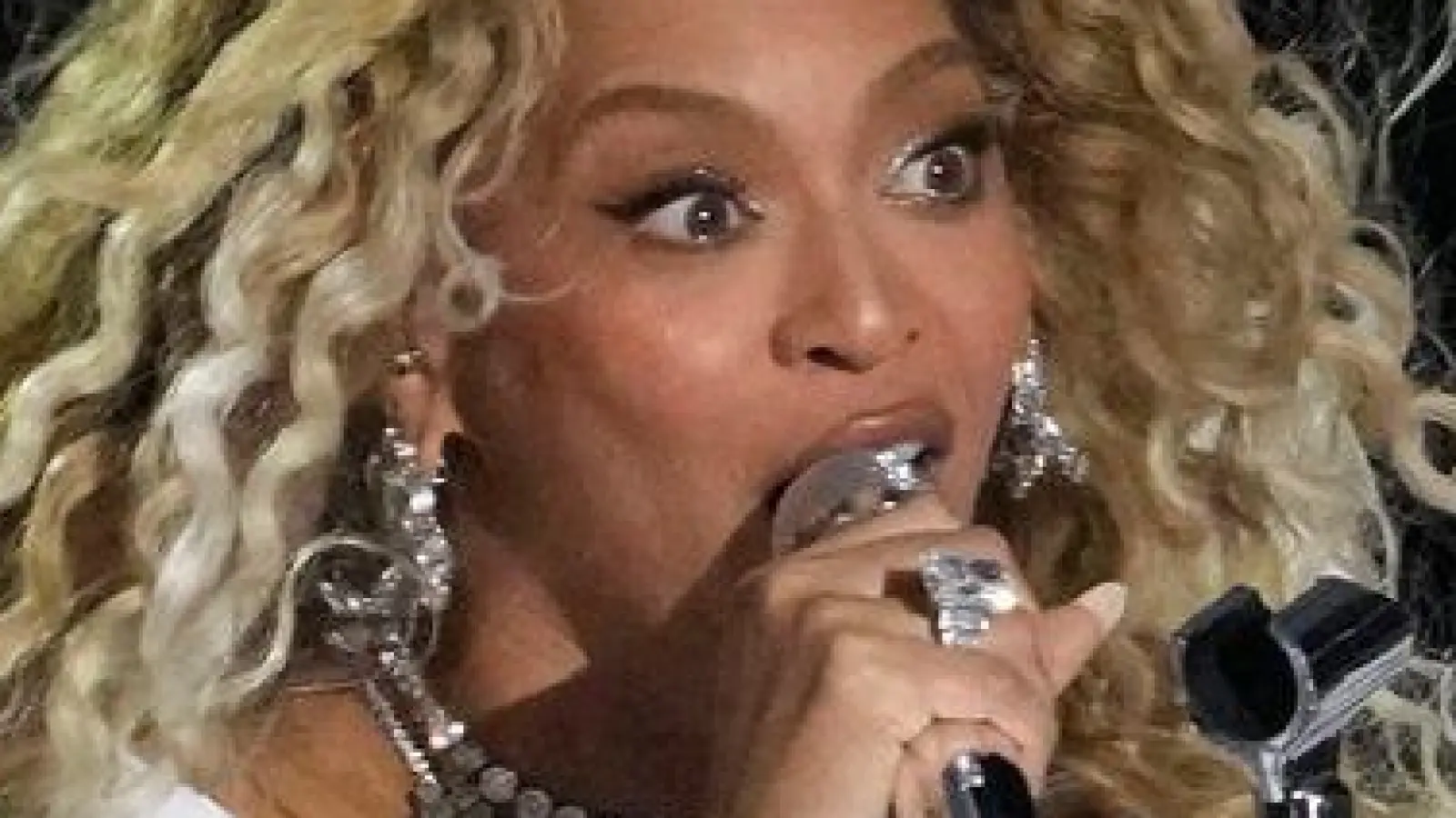 Superstar Beyoncé hat für ihre Halbzeitshow beim NFL-Spiel in Houston einen Sonder-Emmy als Kostümdesignerin gewonnenen. (Archivbild) (Foto: David J. Phillip/AP/dpa)