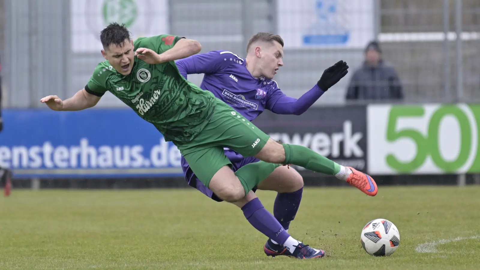 Das letzte Ligaspiel bestritt Christoph Hasselmeier (vorne), hier angegangen von Lukas Schmittschmitt, im März 2022 gegen Bamberg. (Foto: Martin Rügner)