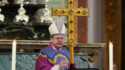 Bischof Georg Bätzing sieht den christlichen Glauben in der Bevölkerung auf dem Rückzug. (Foto: Robert Michael/dpa)