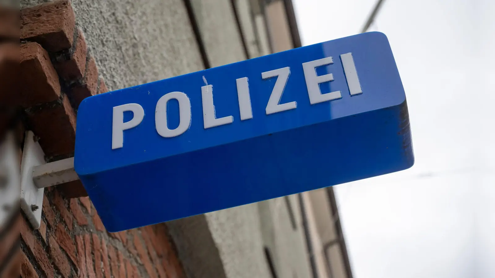 Die Beamten leiteten ein Strafverfahren gegen den 41-jährigen Fahrgast ein. (Symbolbild) (Foto: Peter Kneffel/dpa)