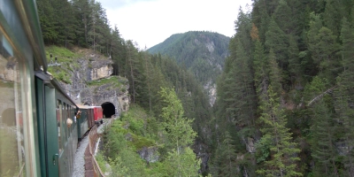 Immer nah am Abgrund: Eine Fahrt mit dem Nostalgiezug von Davos nach Filisur. (Foto: Christa Frühwald)
