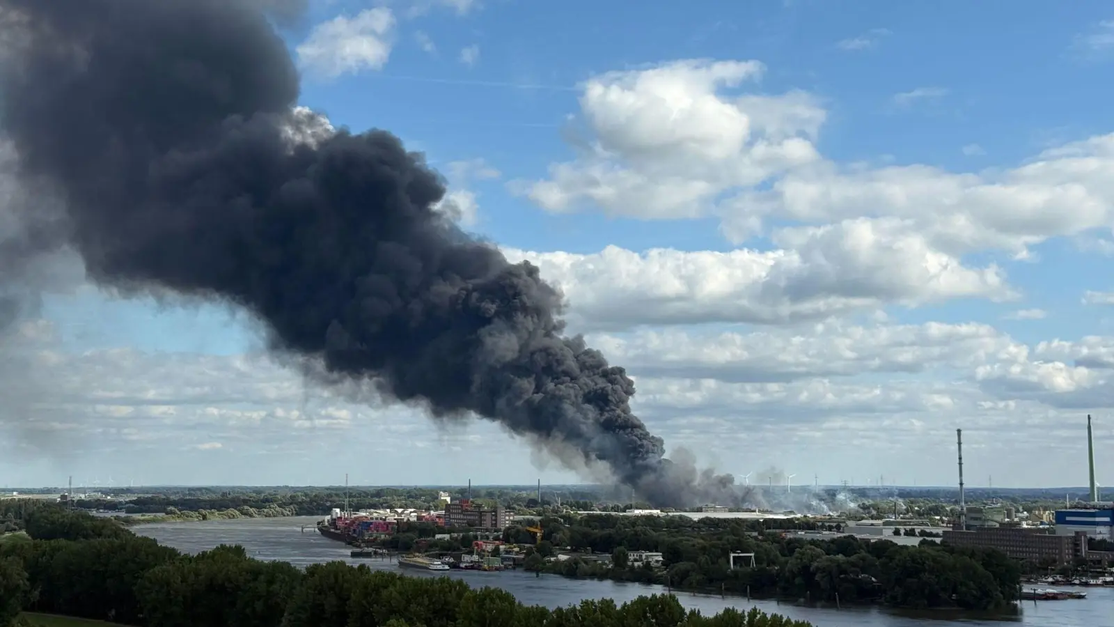 Ein Großbrand im Hamburger Hafengebiet beschäftigt Hunderte Feuerwehrleute.  (Foto: Daniel Bockwoldt/dpa)