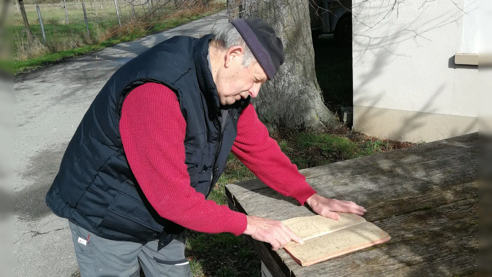 In seinem Elternhaus in Stollenhof hat Klaus Wohlfahrt ein Kassenbuch seines Großvaters aus den 1920-er Jahren des letzten Jahrhunderts gefunden. (Foto: Friedrich Strohmeier)