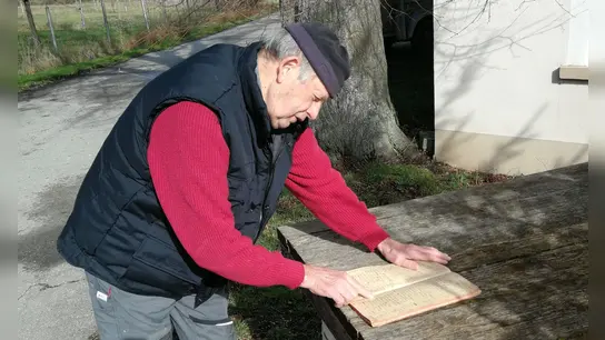 In seinem Elternhaus in Stollenhof hat Klaus Wohlfahrt ein Kassenbuch seines Großvaters aus den 1920-er Jahren des letzten Jahrhunderts gefunden. (Foto: Friedrich Strohmeier)