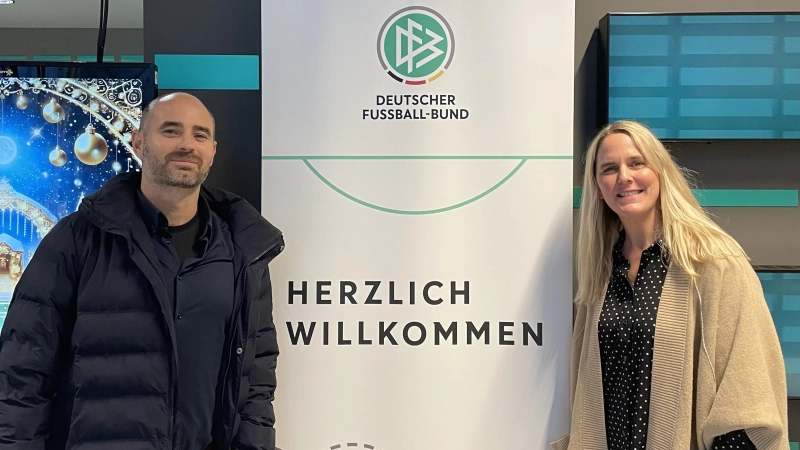 Prof. Dr. Jana Wiske und Kollege Tim Frohwein bei einem ihrer Besuche in der DFB-Zentrale in Frankfurt. (Foto: Selfie)