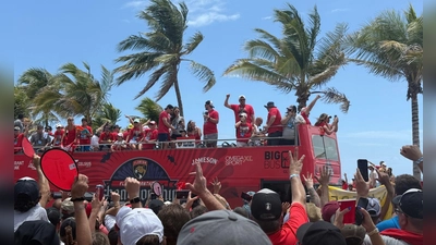 Die Florida Panthers feiern am Strand von Fort Lauderdale den Stanley-Cup-Sieg. (Foto: Carsten Lappe/dpa)