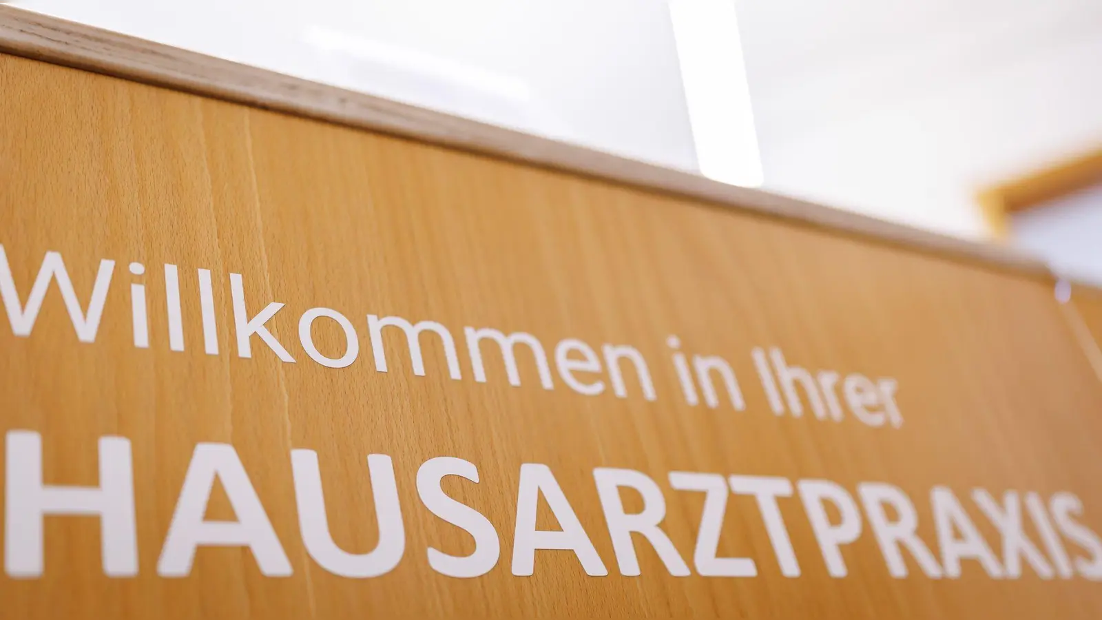 Der Vorschlag einer „Kontaktgebühr“ für Arztbesuche stößt auch bei Bayerns Gesundheitsministerin Gerlach auf Kritik. (Symbolbild) (Foto: Daniel Karmann/dpa)