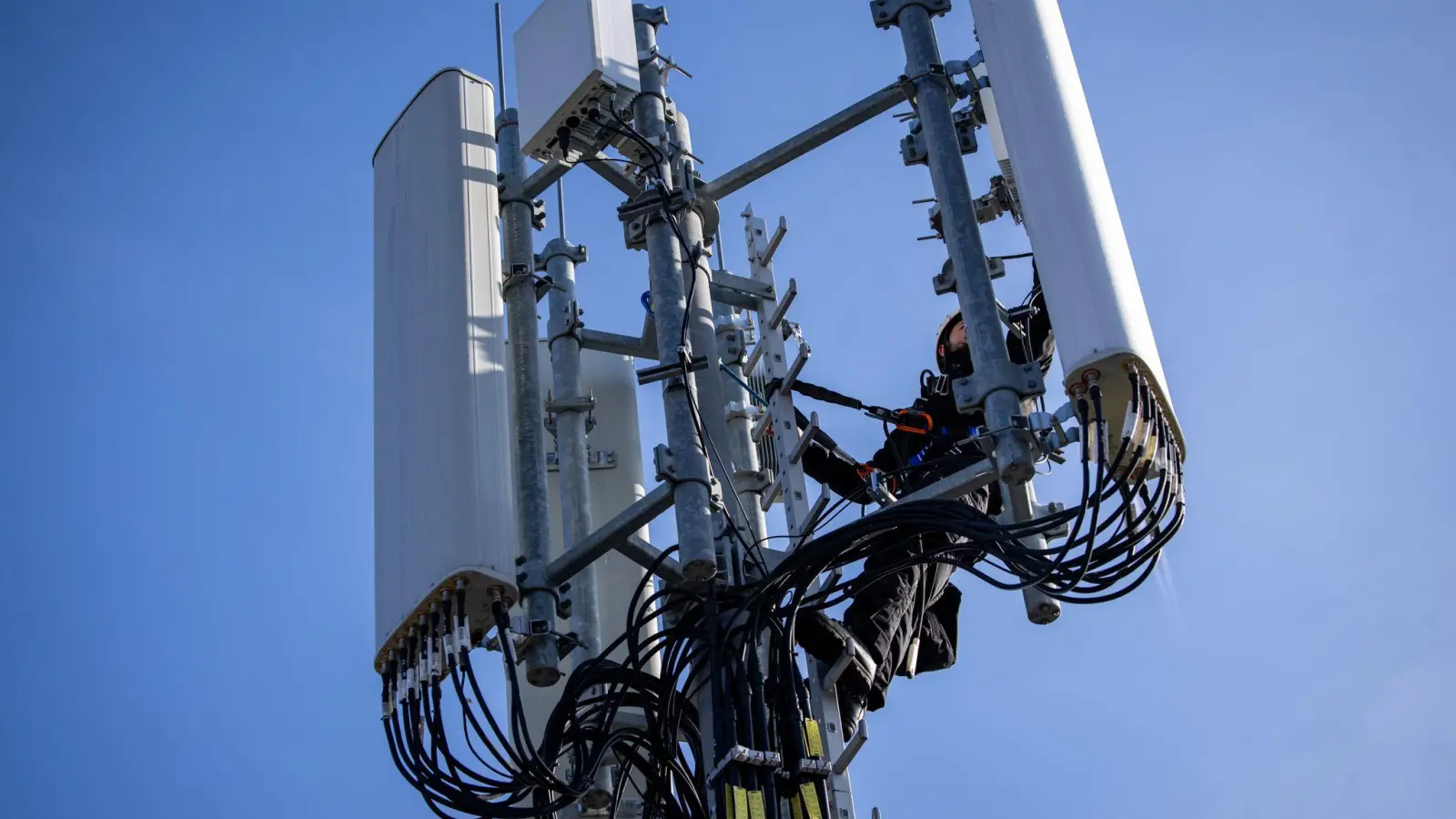 Ein Techniker führt Reparaturarbeiten an 5G-Antennen durch. (Foto: Daniel Karmann/dpa)
