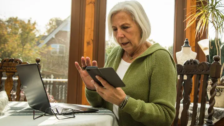 Was tun mit dem Smartphone? Das brachten Dinkelsbühler Schüler einigen Senioren bei. (Symbolbild: Christin Klose/dpa-tmn)