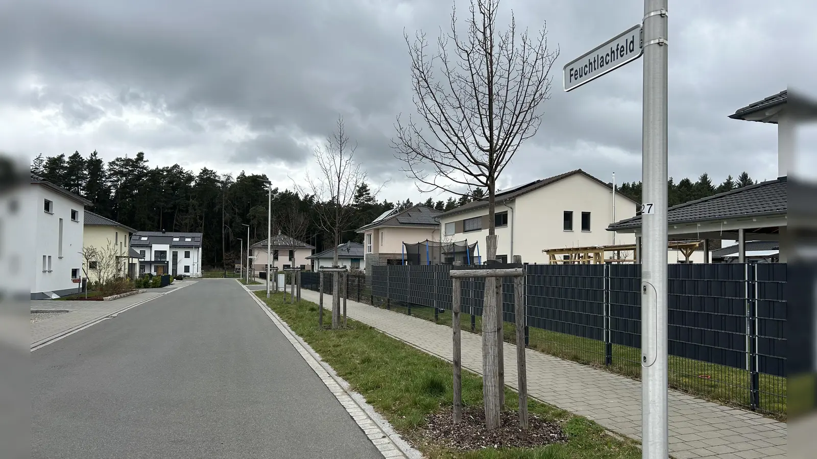 Straßen sind im Feuchtlachfeld gebaut, Bäume gepflanzt und Grundstücke erschlossen: Die dafür anfallenden Kosten werden von der Stadt auf die Grundstücksbesitzer umgelegt. Das kann teuer werden. (Foto: Florian Pöhlmann)
