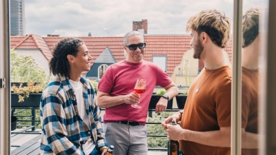 Nachtruhe gilt auch für die Grillparty auf der Terrasse: Ab 22 Uhr muss es leise werden. (Foto: Zacharie Scheurer/dpa-tmn)