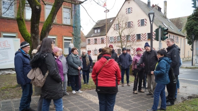 Dr. Christiane Kolbet (Zweite von rechts) führte anlässlich des Weltgästeführertags durch Uehlfeld. Die Einnahmen kamen dem Kirchturm der Jakobuskirche zugute.  (Foto: Nicole Gunkel)
