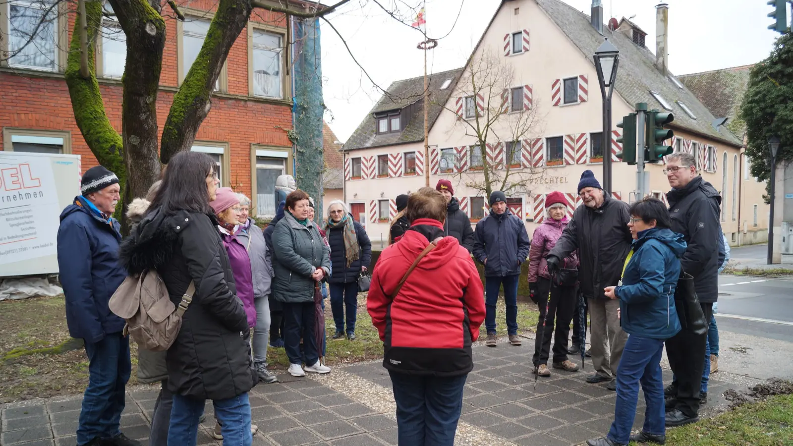 Dr. Christiane Kolbet (Zweite von rechts) führte anlässlich des Weltgästeführertags durch Uehlfeld. Die Einnahmen kamen dem Kirchturm der Jakobuskirche zugute.  (Foto: Nicole Gunkel)
