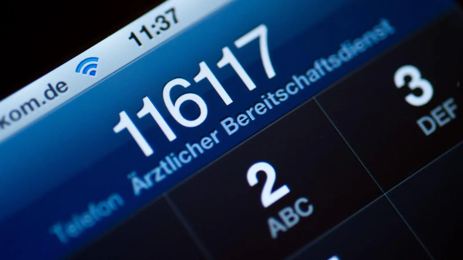 Die Telefonnummer 116 117 des ärztlichen Bereitschaftsdienstes ist auf dem Display eines Smartphones am zu lesen. (Foto: Patrick Pleul/dpa-Zentralbild/dpa)